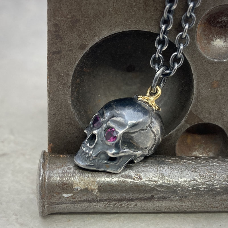 Gothic Silver Skull Necklace | LOVE2HAVE in the UK!